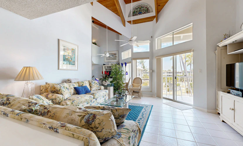 Historically located condo w/ocean views, pool, loft, AC & guest boat access