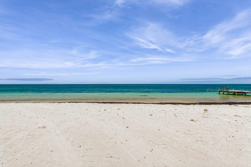 Historically located condo w/ocean views, pool, loft, AC & guest boat access