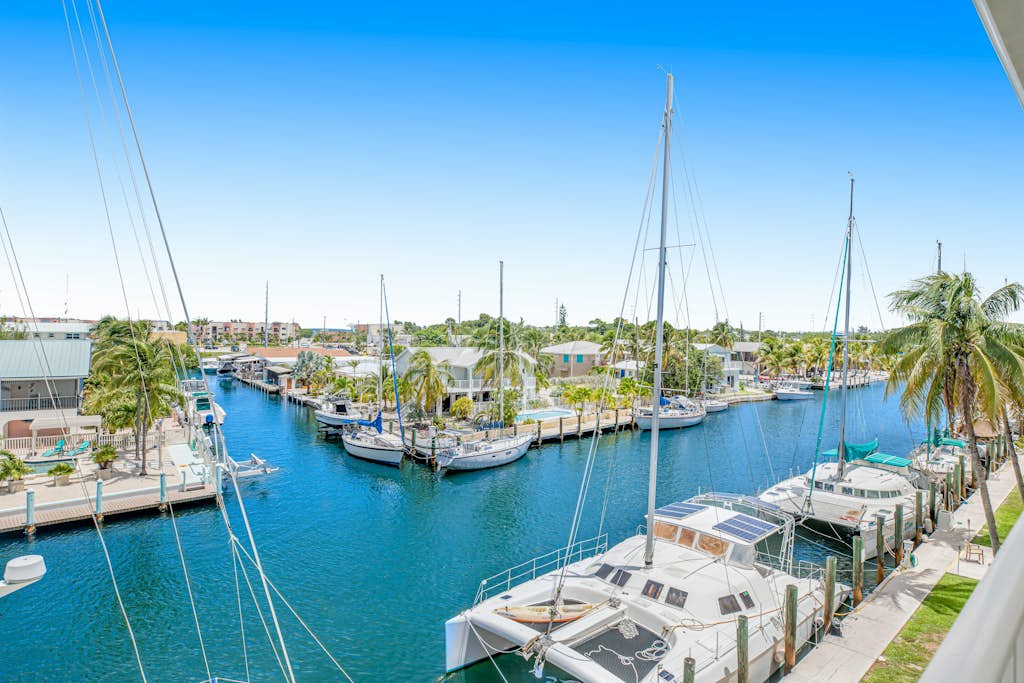 Vibrant, waterfront retreat with WiFi, balcony & dock access