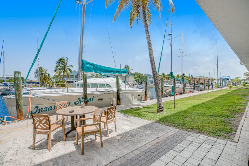 Vibrant, waterfront retreat with WiFi, balcony & dock access