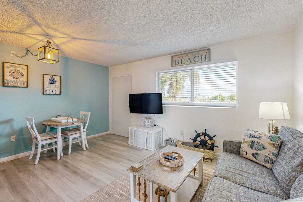 Cozy condo with shared pool, tennis court, ping pong table, W/D, central AC