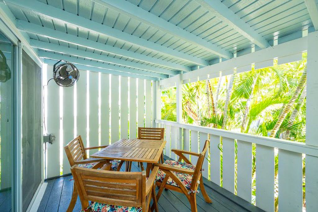 Tropical getaway with pool & sundeck - 1 block to Duval St, 2 blocks to beach