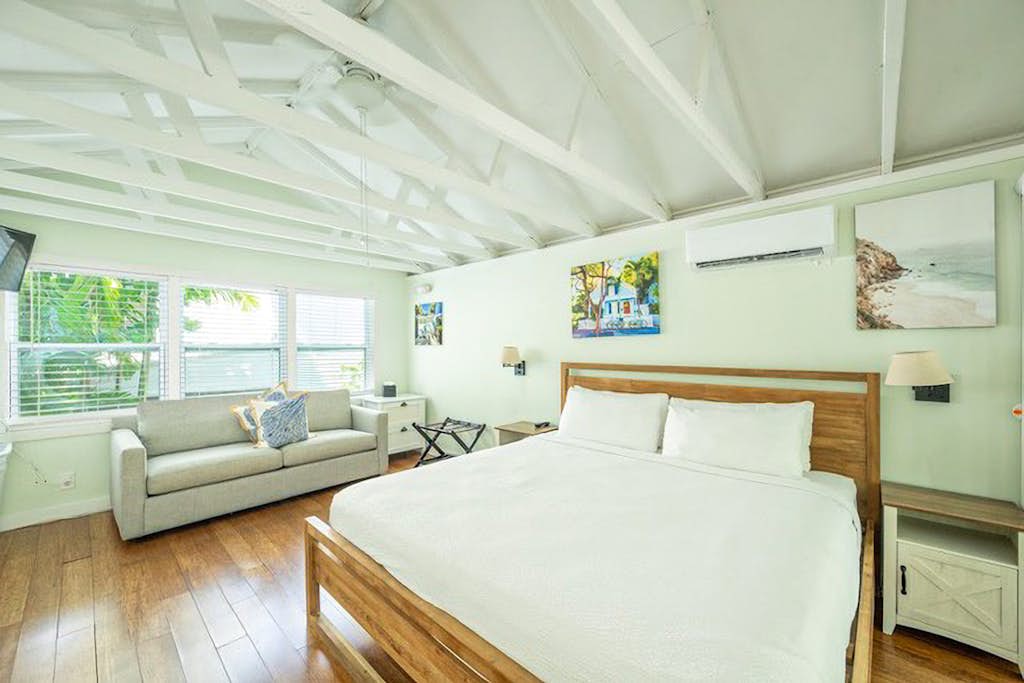 Tropical getaway with pool & sundeck - 1 block to Duval St, 2 blocks to beach