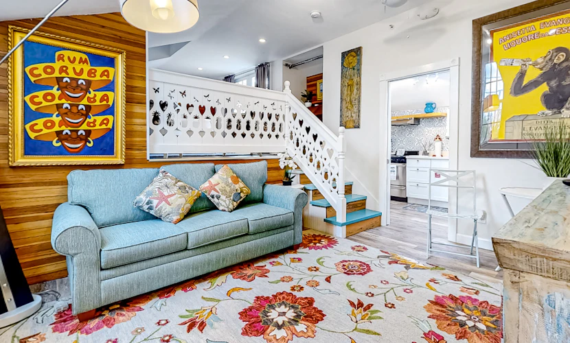 Charming 2nd-story apartment with balcony & lighthouse view - walk everywhere