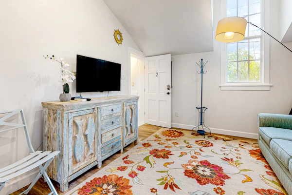 Charming 2nd-story apartment with balcony & lighthouse view - walk everywhere