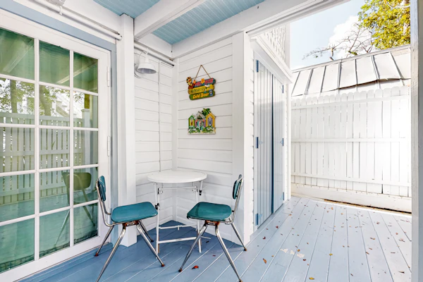Charming 2nd-story apartment with balcony & lighthouse view - walk everywhere