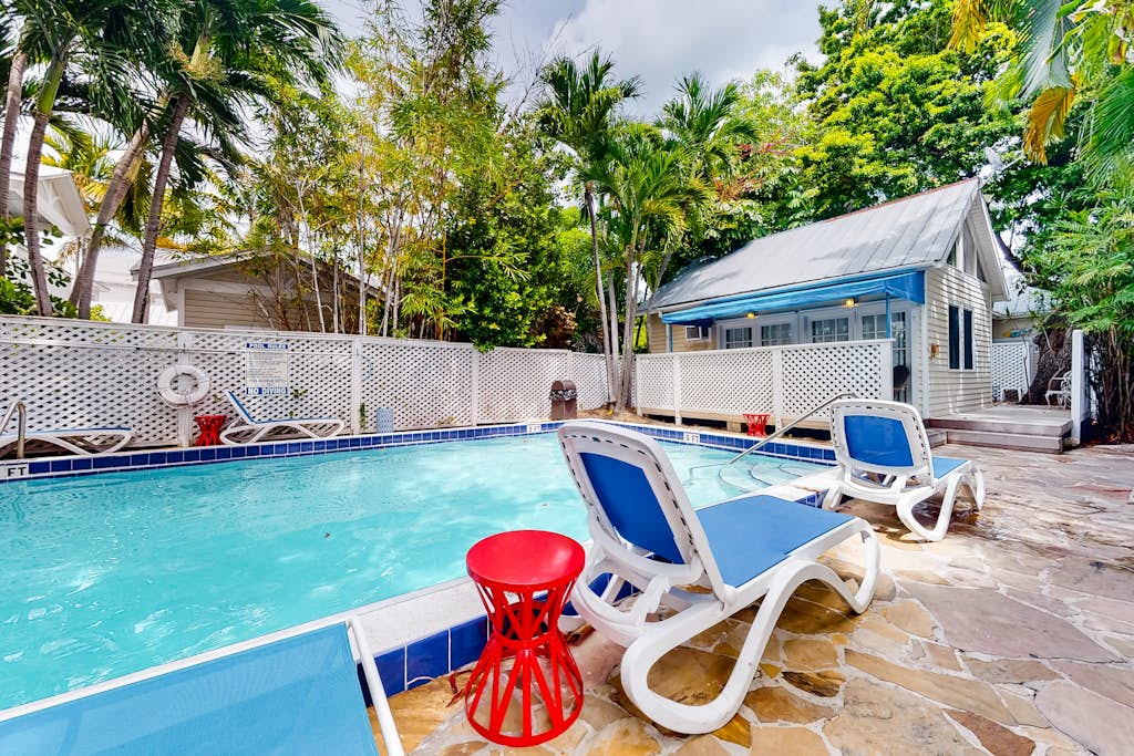 Sunny condo with pool, lovely deck, central AC & washer/dryer - central location