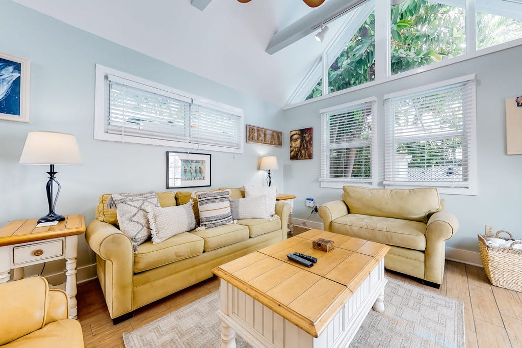 Sunny condo with pool, lovely deck, central AC & washer/dryer - central location