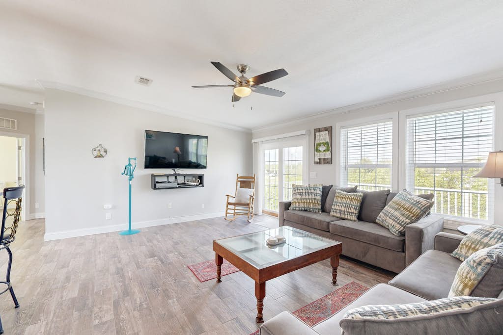 Cozy home with private pool, BBQ,  central AC, private dock