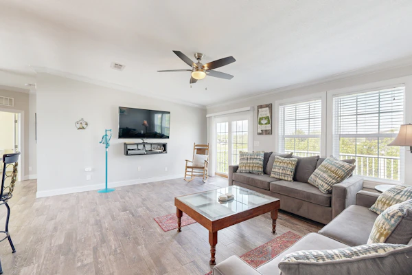 Cozy home with private pool, BBQ, central AC, private dock