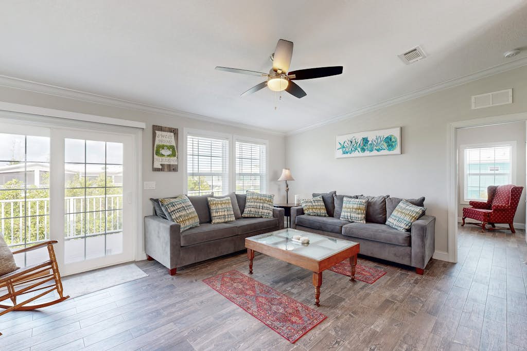 Cozy home with private pool, BBQ,  central AC, private dock