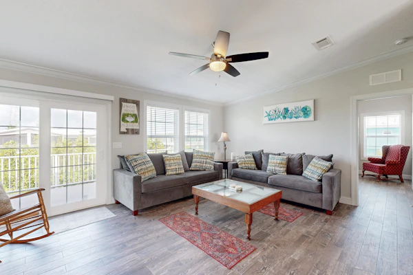 Cozy home with private pool, BBQ, central AC, private dock