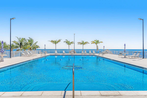 Snowbird-friendly condo in oceanfront complex with heated pool, BBQ, W/D, AC
