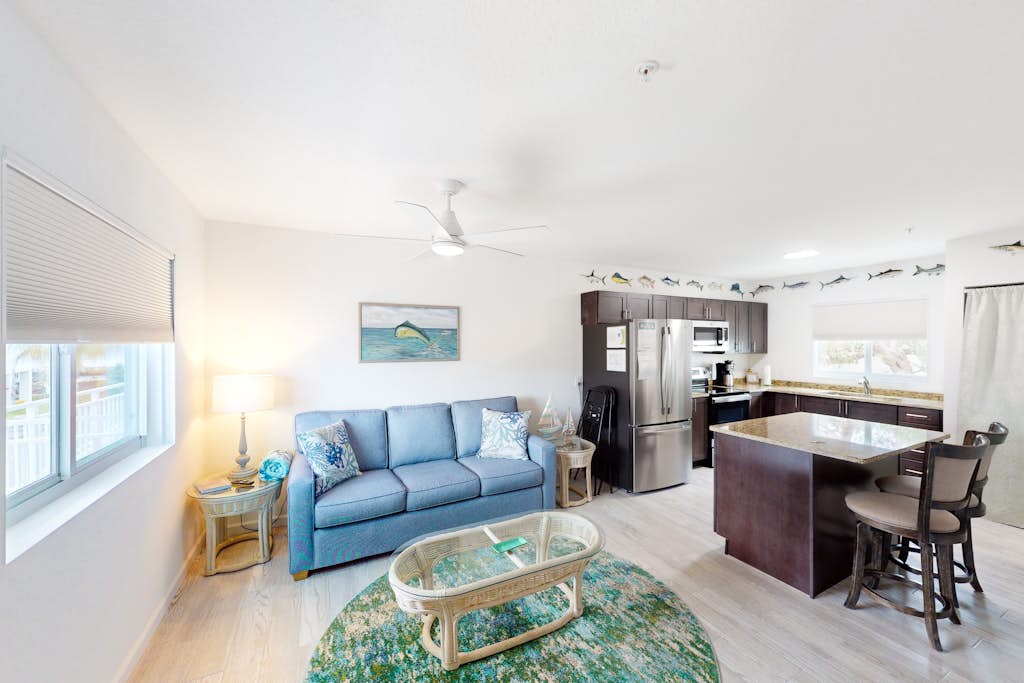 Snowbird-friendly condo in oceanfront complex with heated pool, BBQ, W/D, AC