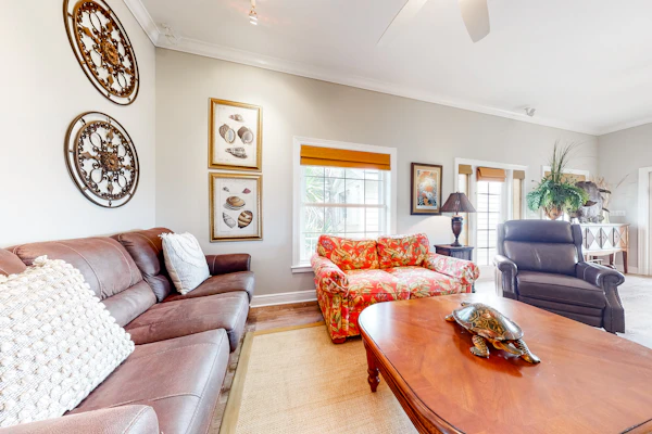 Canalfront house with private pool, WiFi, private washer/dryer, and central AC