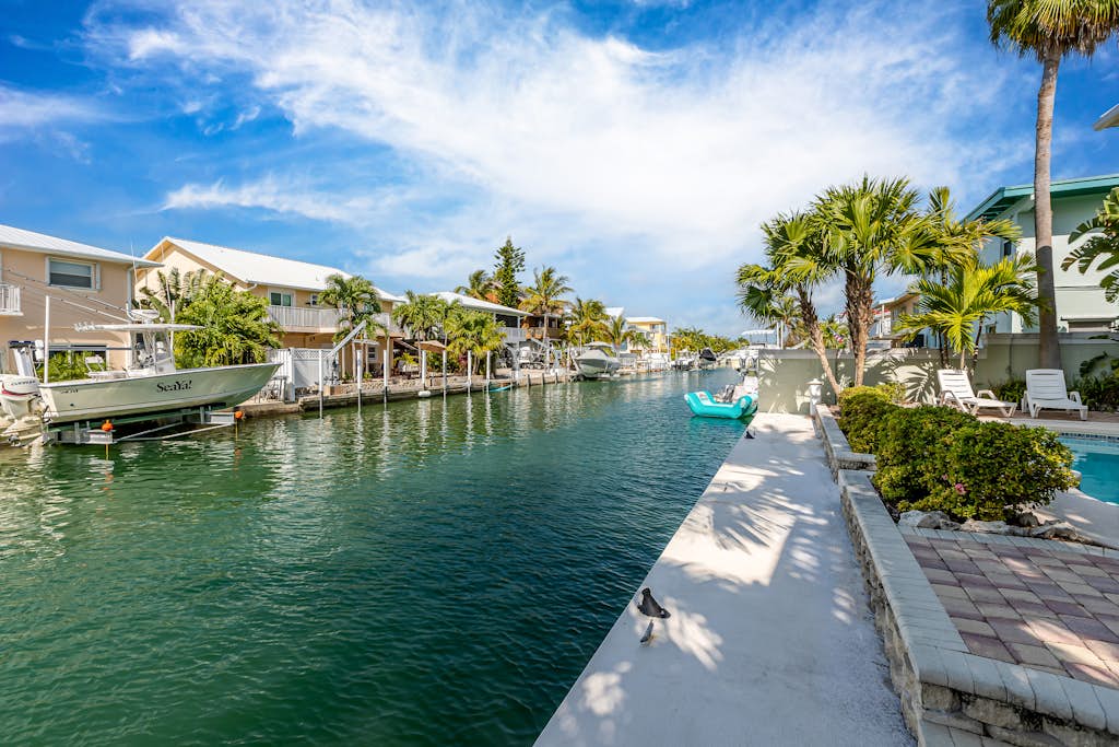 Canalfront house with private pool, WiFi, private washer/dryer, and central AC