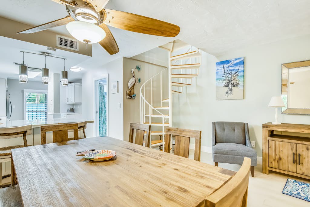 Beautiful, sunlit home with pool, tennis court & beach access - near the marina