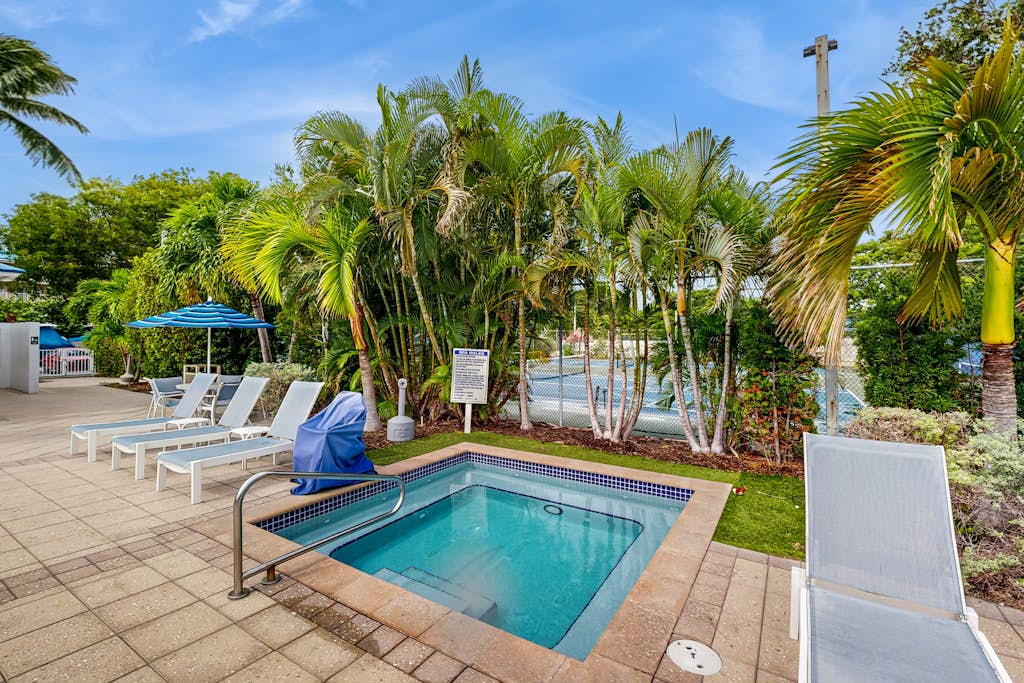 Breezy condo on the water with pool, hot tub & tennis court
