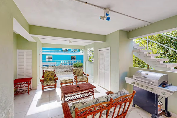 Summerland Canal-Front Escape w/ Plunge Pool, Dock, Tiki Bar, WiFi & Laundry