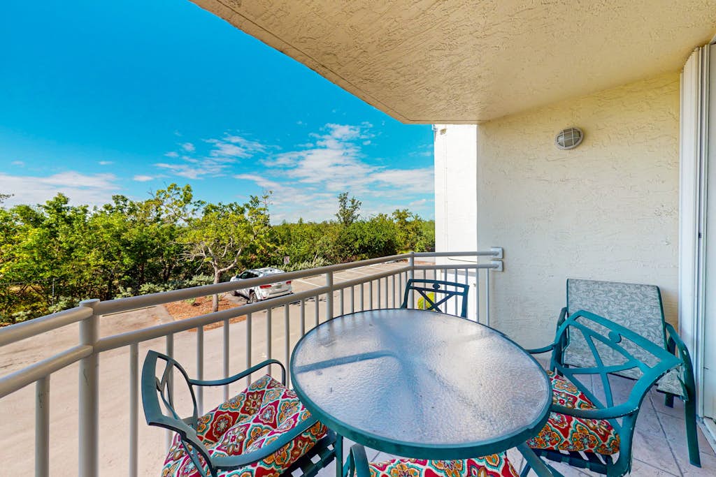 2 bedroom Suite with pool, hot tub, tennis & full kitchen