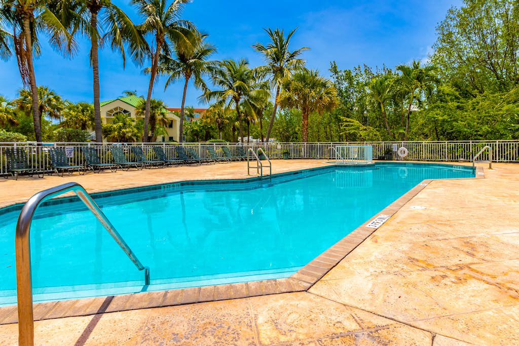 Resort suite with pool, hot tub, tennis & full kitchen