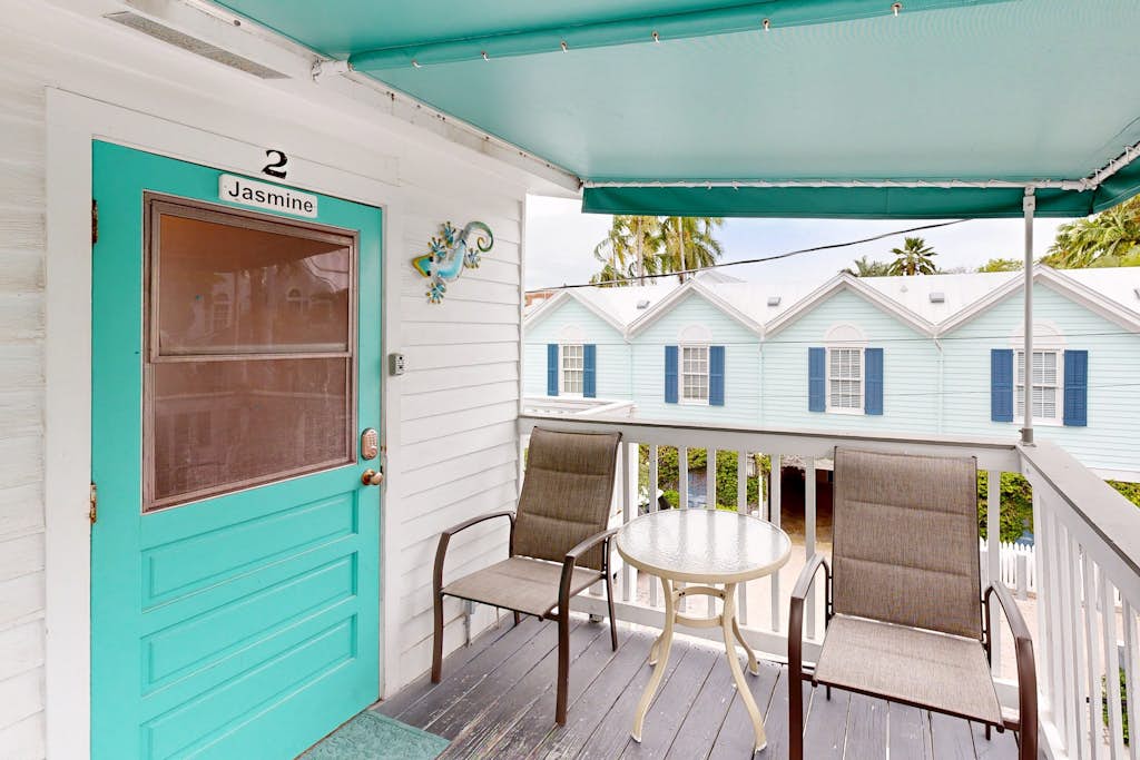 Bright Condo with Homey Feel, Entertainment & Private Parking - Beach Nearby