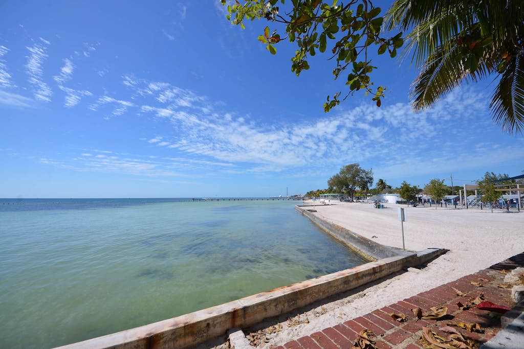 Bright Condo with Homey Feel, Entertainment & Private Parking - Beach Nearby