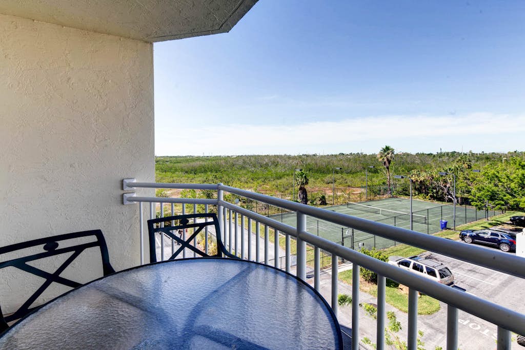 Cozy Dog-Friendly Condo w/ Shared Pool, Hot Tub, Private Deck & Parking