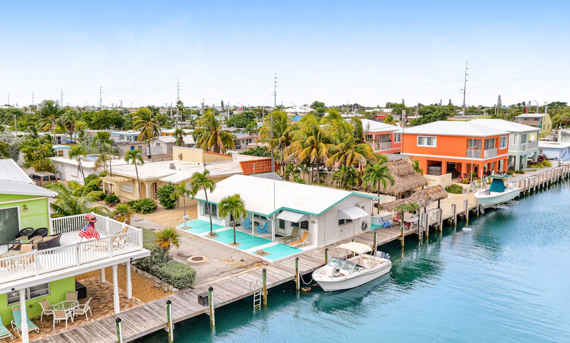 Waterfront Cottage: 60-ft. dock, Fish Station, free WiFI, 3 TVs & washer/dryer