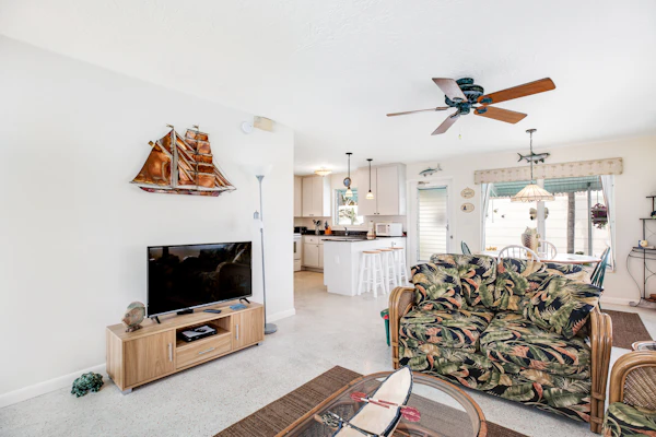 Waterfront Cottage: 60-ft. dock, Fish Station, free WiFI, 3 TVs & washer/dryer