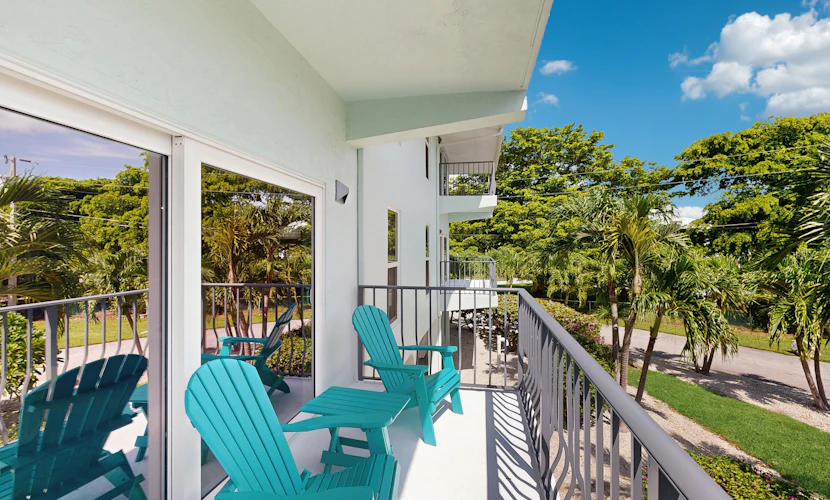 Oceanside condo with heated pool, tennis courts & great location