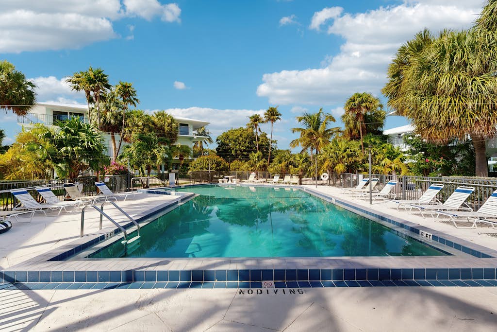 Oceanside condo with heated pool, tennis courts & great location