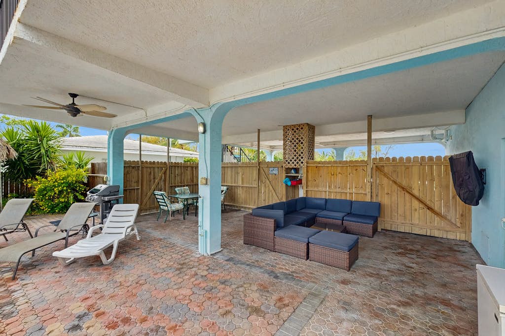 Waterfront house with covered patio, private pool, & 75' dock - dogs welcome