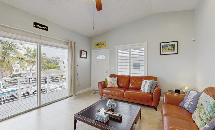 Spacious canal-front home with balcony - monthly rental