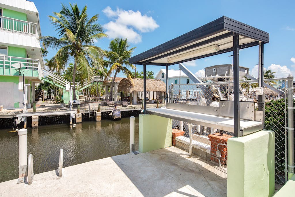 Spacious canal-front home with balcony - monthly rental