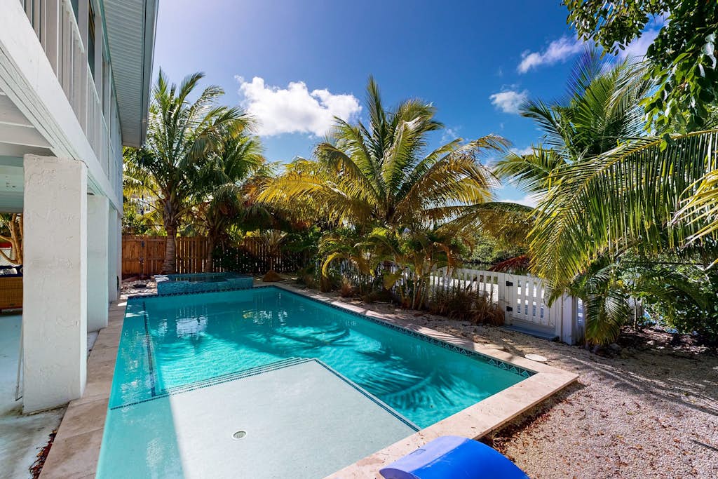 Charming canal-front retreat  private Pool, AC, Wi-Fi, washer/dryer