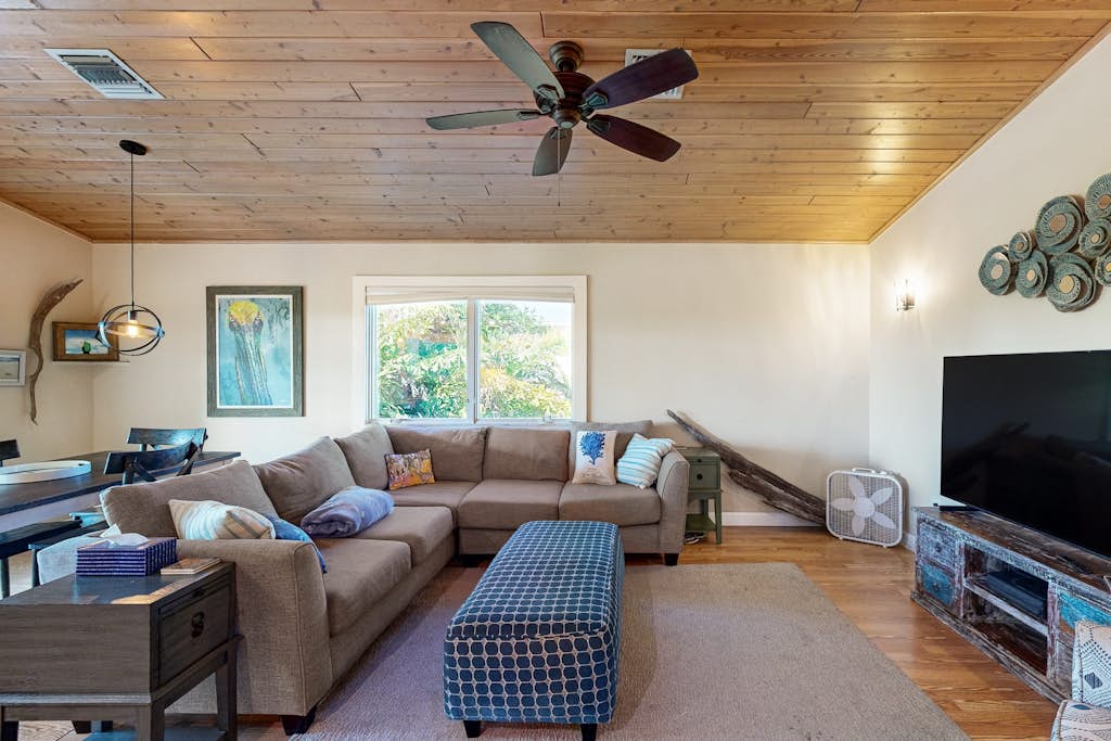 Charming canal-front retreat  private Pool, AC, Wi-Fi, washer/dryer