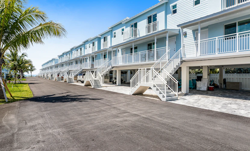 New studio with oceanfront pool, picnic areas, & great views