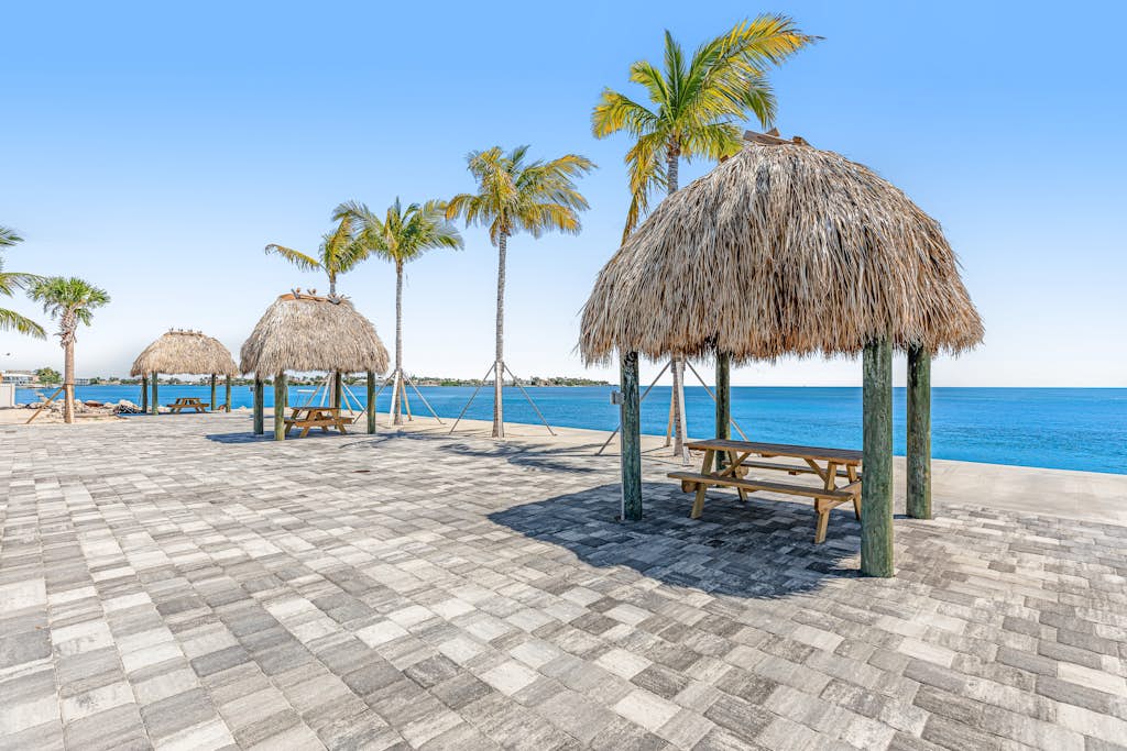 New studio with oceanfront pool, picnic areas, & great views