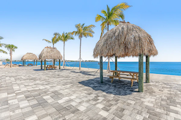 New studio with oceanfront pool, picnic areas, & great views