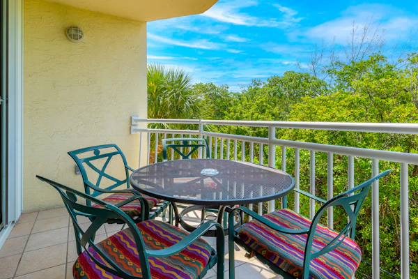 Dog-friendly condo with pool, hot tub, balcony, central AC, W/D, & fitness room