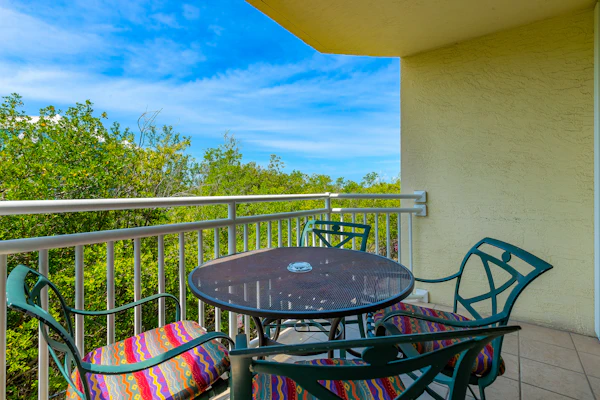 Dog-friendly condo with pool, hot tub, balcony, central AC, W/D, & fitness room