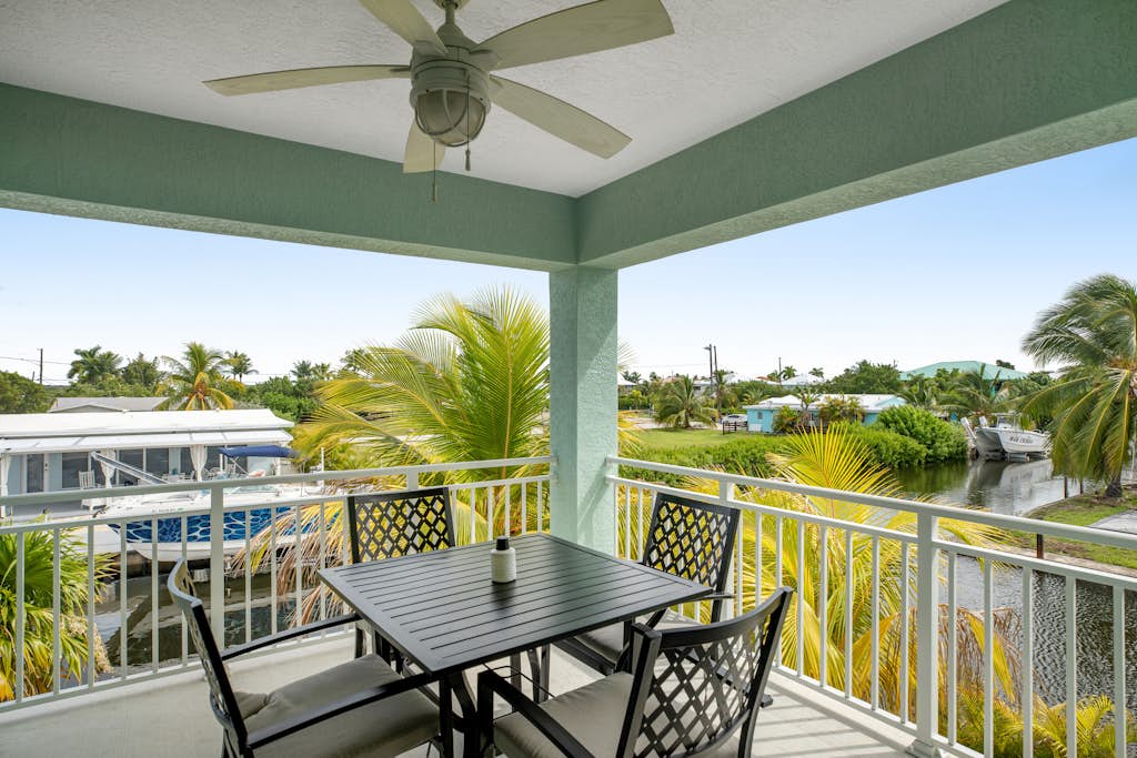 Waterfront home with boat dock, 2 kayaks, 2 bikes, AC & W/D - dog-friendly