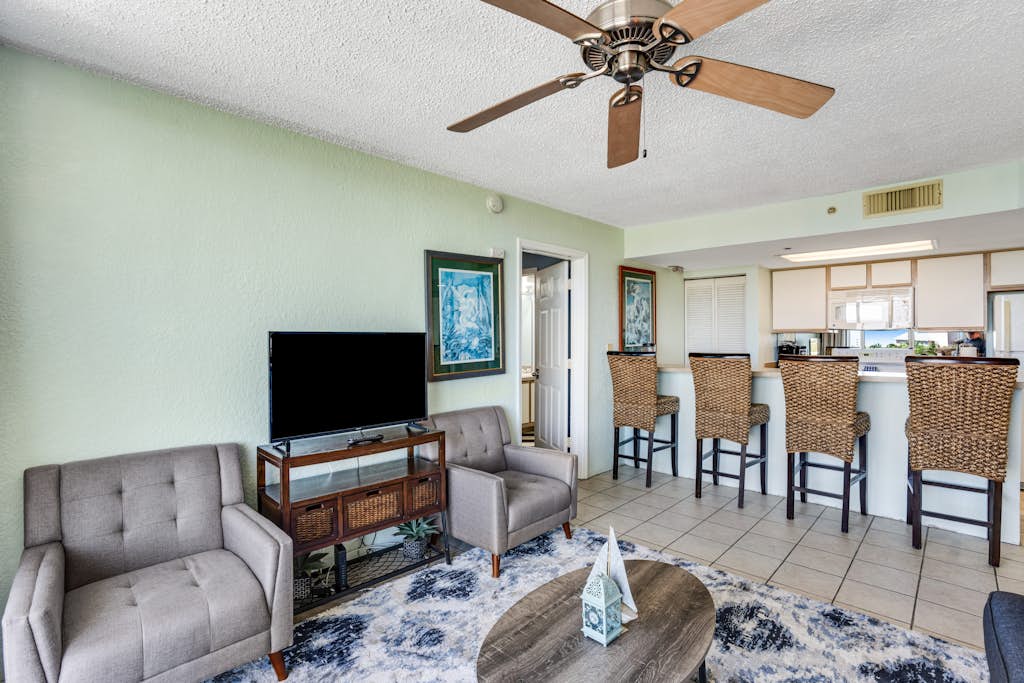 4th floor Condo with pool & hot tub - walk or bike to beach