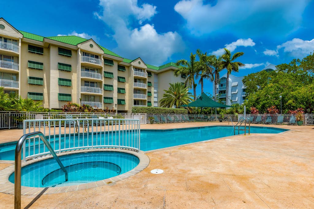 4th floor Condo with pool & hot tub - walk or bike to beach