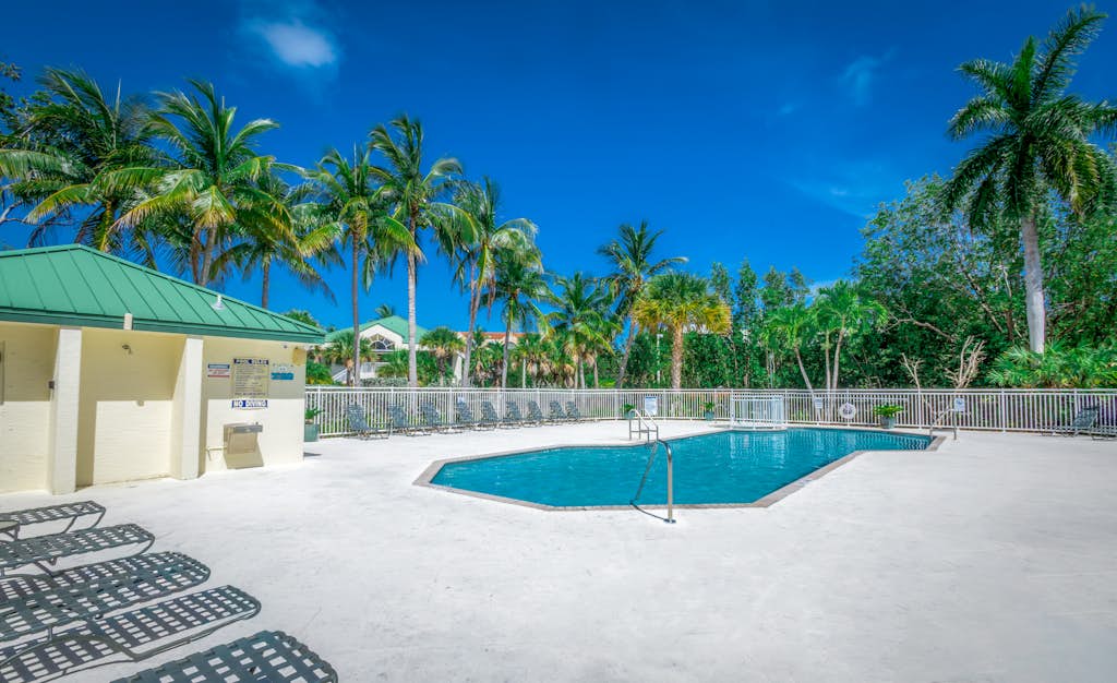 4th floor Condo with pool & hot tub - walk or bike to beach