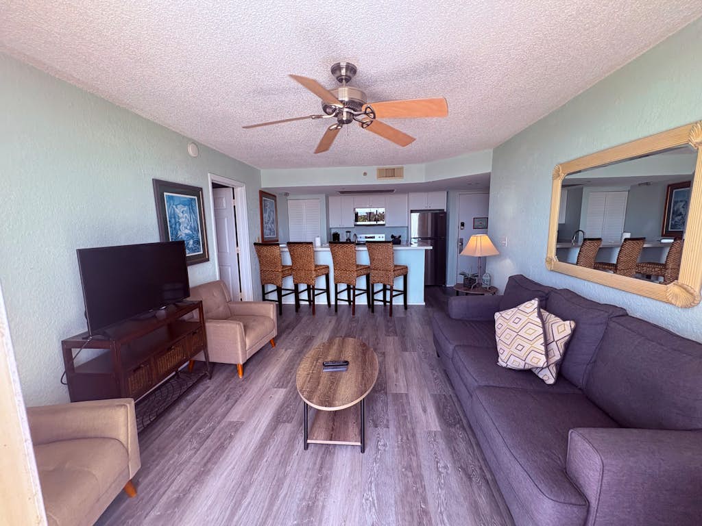 4th floor Condo with pool & hot tub - walk or bike to beach