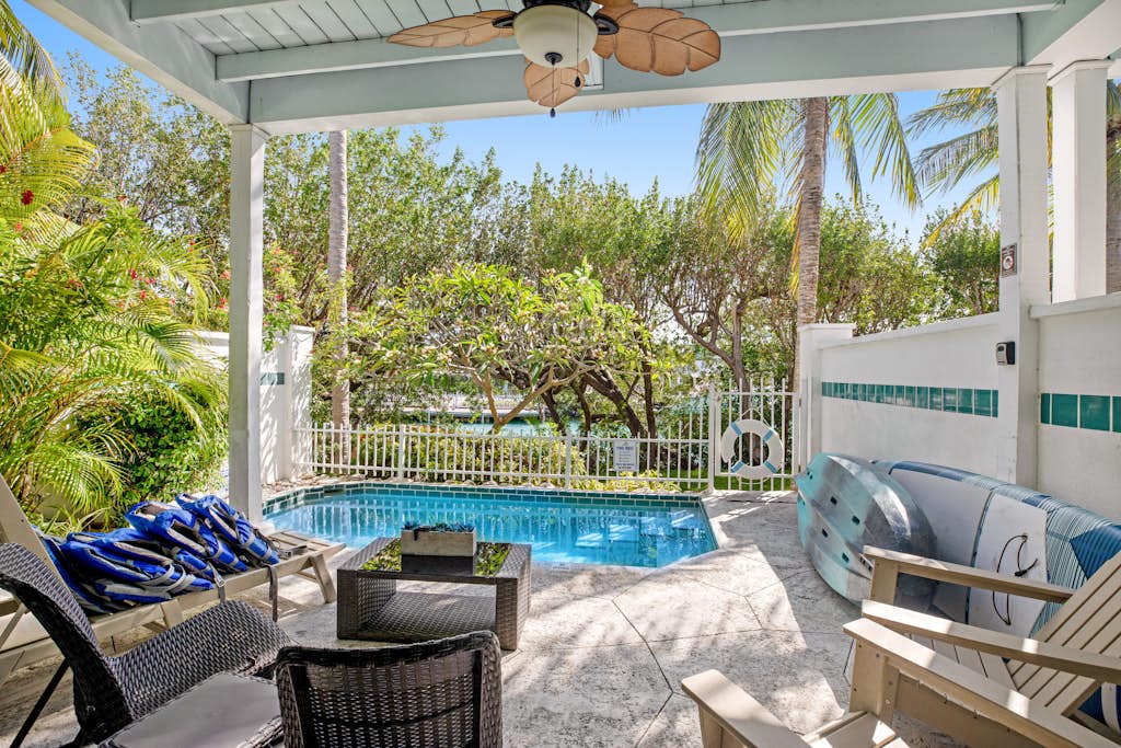 Duck Key waterfront villa with private pool, kayak, SUP, washer/dryer & AC