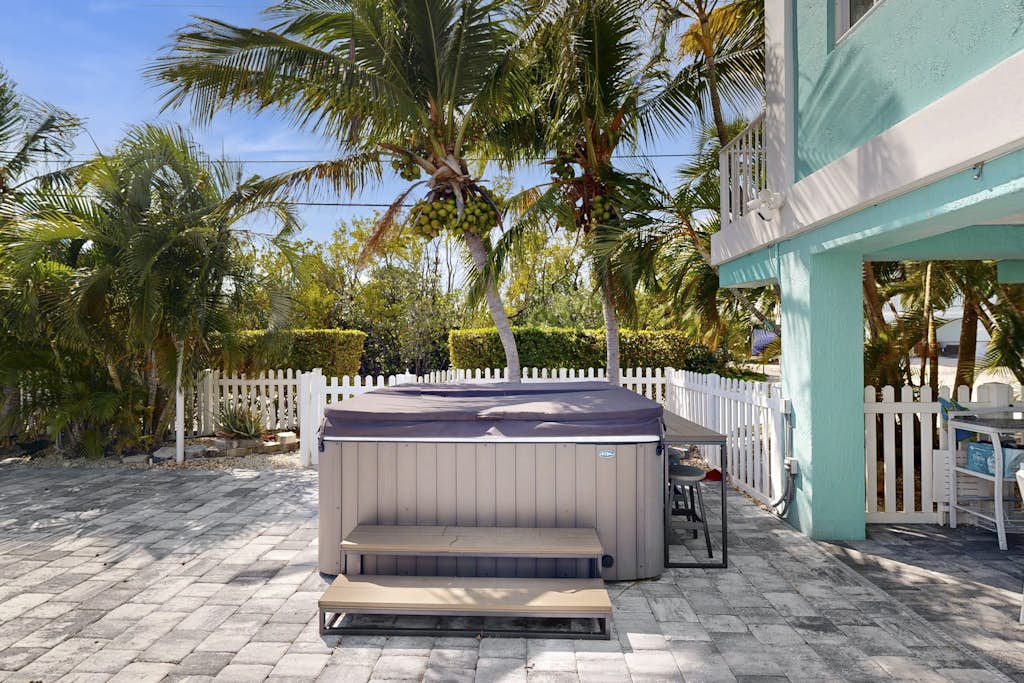 Waterfront home w/hot tub, gas grill, WiFi, AC, near attractions