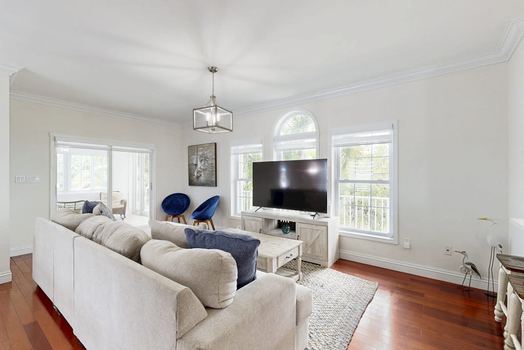 Waterfront home w/hot tub, gas grill, WiFi, AC, near attractions